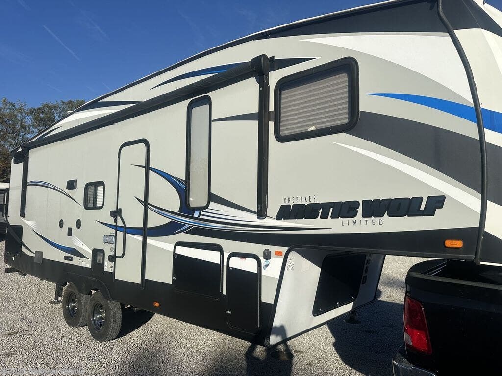 Used 2018 Forest River Cherokee Arctic Wolf 265DBH8 available in Kansas City, Missouri