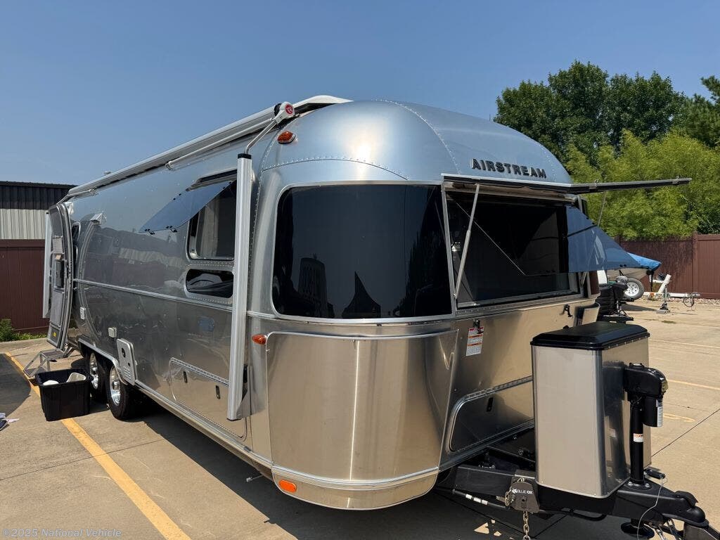 Used 2023 Airstream Globetrotter 27FB Twin available in Waukee, Iowa