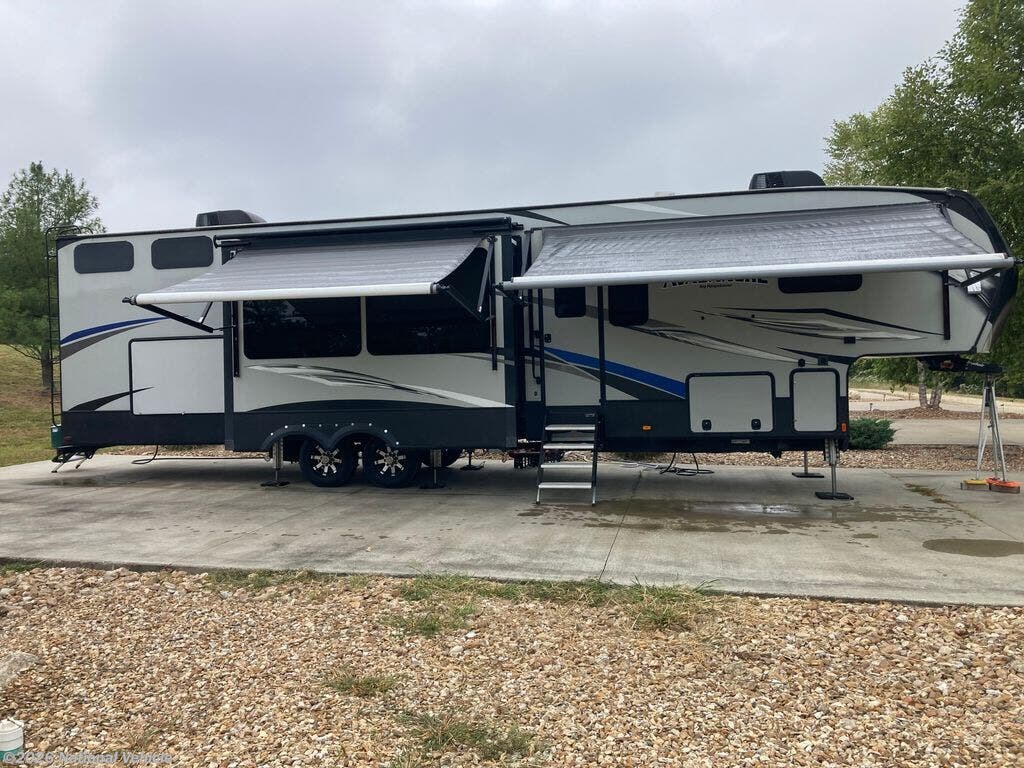 Used 2017 Keystone Avalanche 395BH available in Ellisville, Missouri