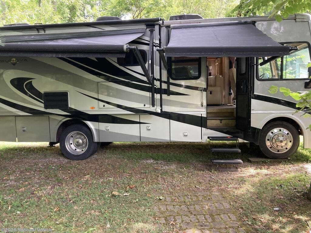 Used 2013 Itasca Sunova 30A available in Sheffield Lake, Ohio