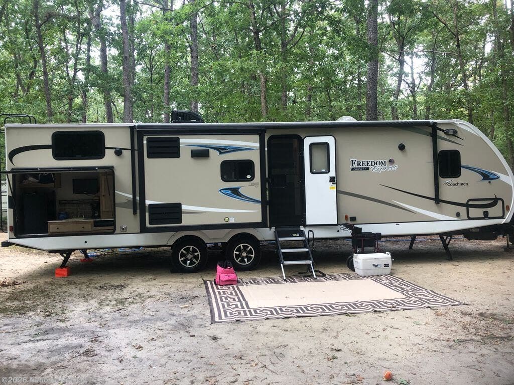 Used 2019  Coachmen Freedom Express Liberty 320BHDS by Coachmen from National Vehicle in South Plainfield, NJ