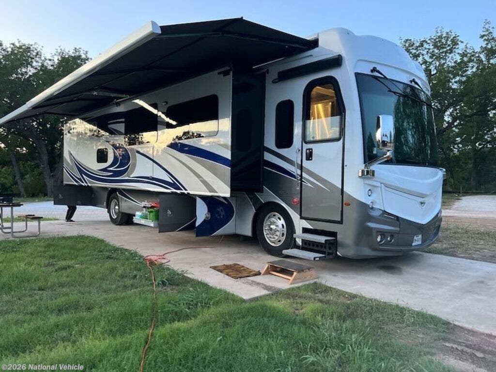 Used 2022  Fleetwood Discovery LXE 40G by Fleetwood from National Vehicle in Brandon, TX