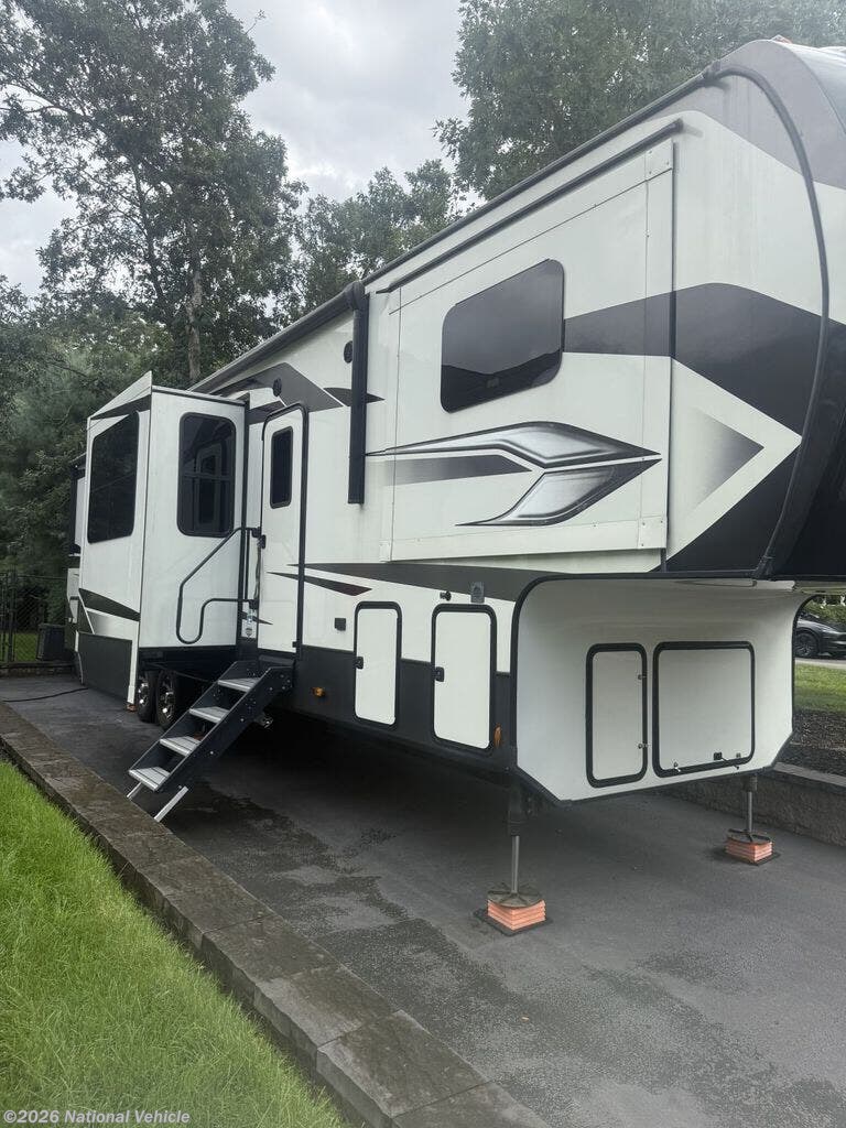 Used 2022  Keystone Alpine 3700FL by Keystone from National Vehicle in Yapank, NY