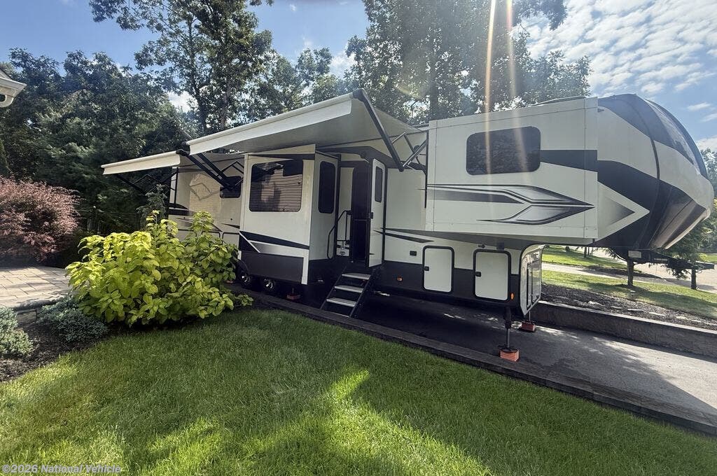 Used 2022  Keystone Alpine 3700FL by Keystone from National Vehicle in Yapank, NY