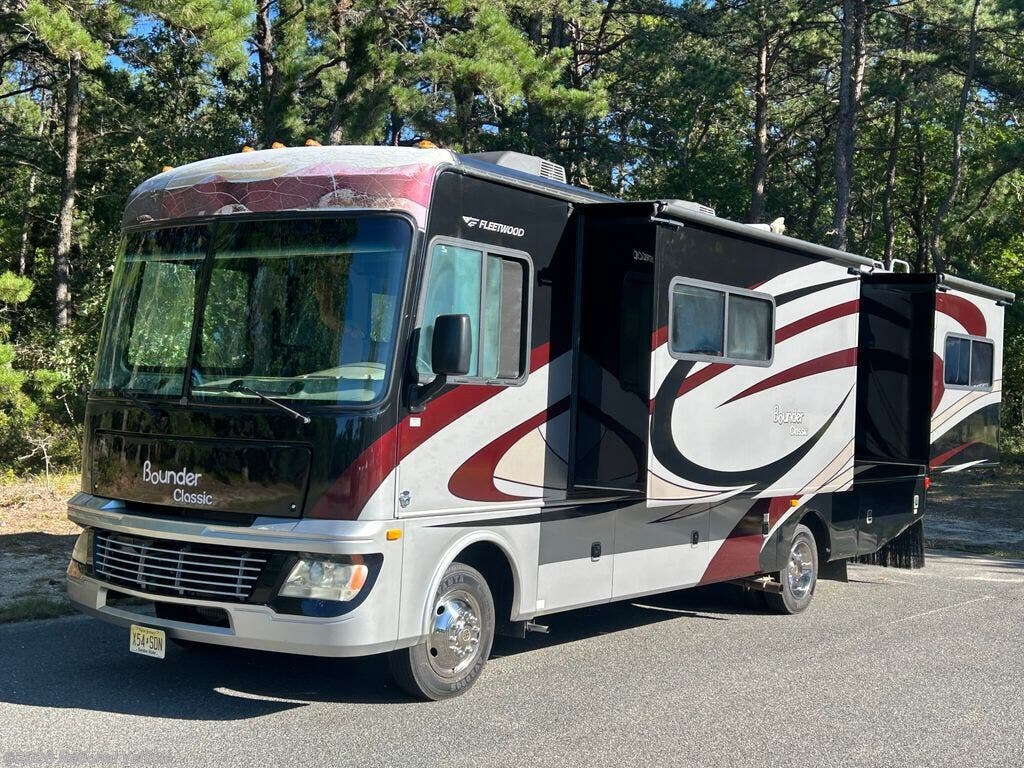 Used 2011  Fleetwood Bounder Classic 30T by Fleetwood from National Vehicle in Ocean Twp, NJ