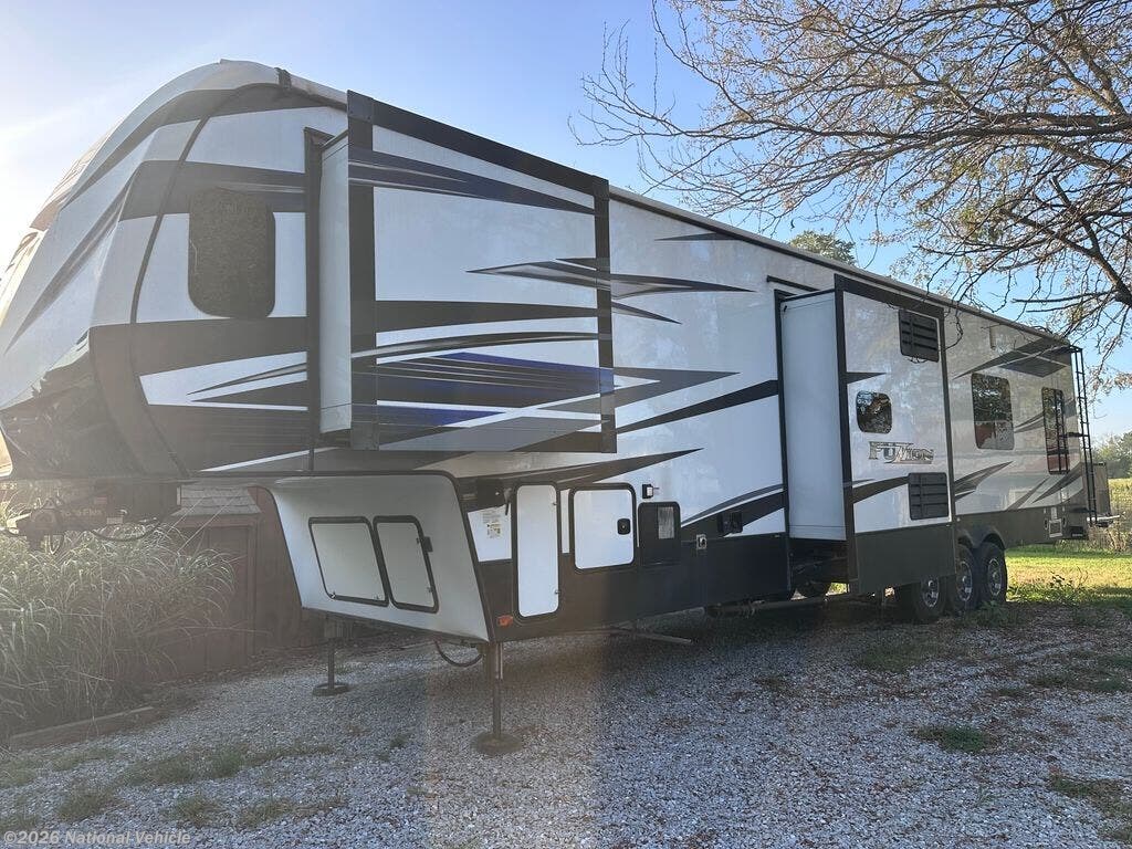 Used 2020  Keystone Fuzion 419 by Keystone from National Vehicle in Clinton, MO