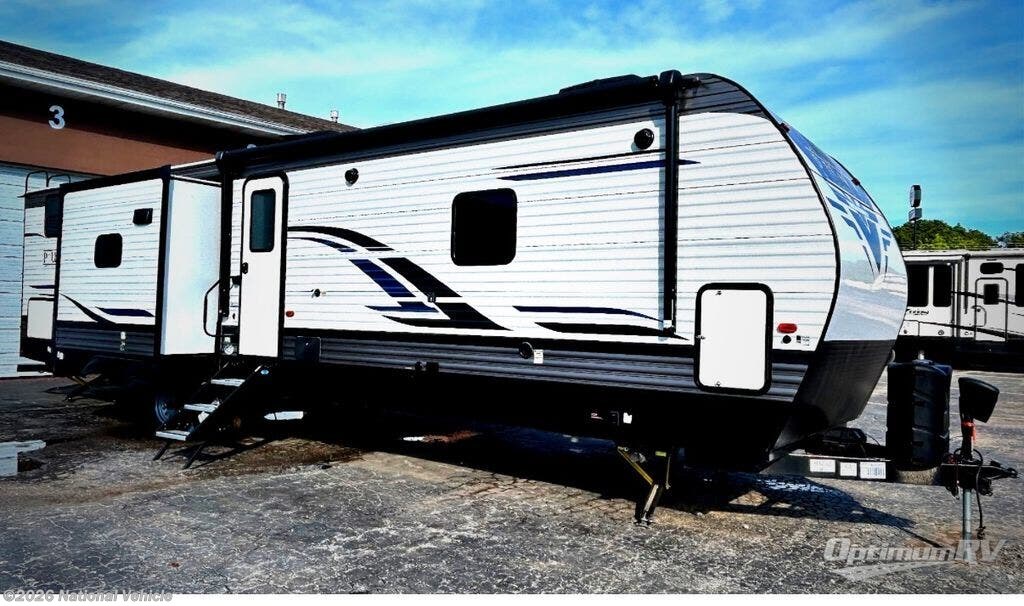 Used 2022  Palomino Puma 32BHFS by Palomino from National Vehicle in Argyle, TX