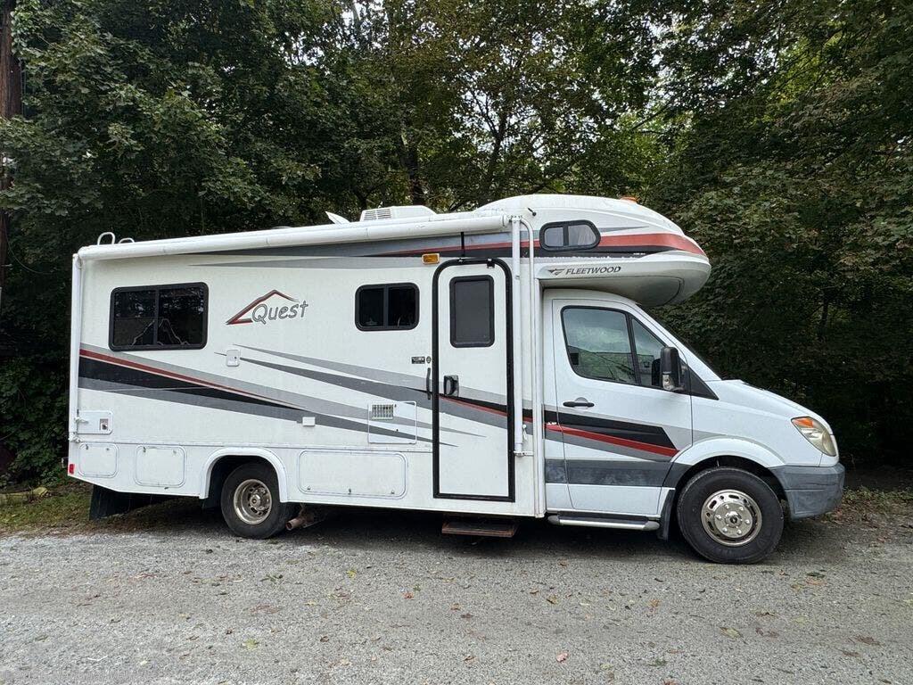 Used 2010  Fleetwood Quest 24L by Fleetwood from National Vehicle in Weston, MA