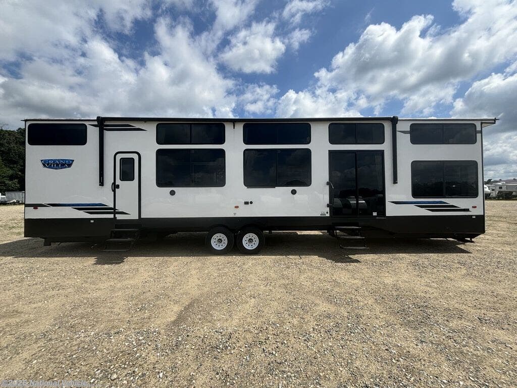 Used 2023  Forest River Salem Grand Villa 42VIEW by Forest River from National Vehicle in Milford, MI