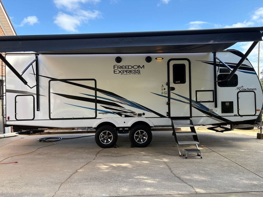 Used 2023  Coachmen Freedom Express Ultra Lite 259FKDS by Coachmen from National Vehicle in Nashville, NC