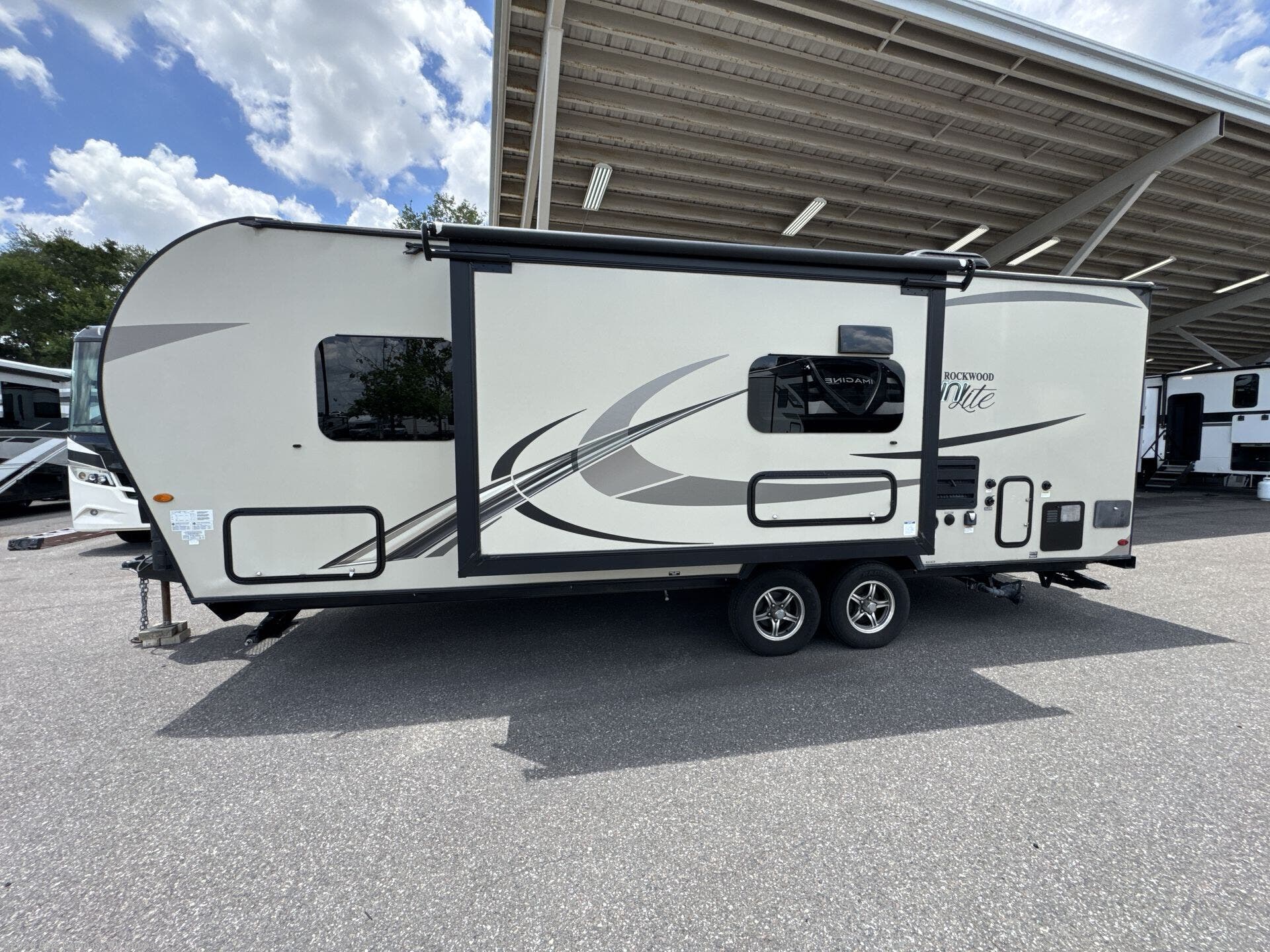 Used 2018  Forest River Rockwood Mini Lite 2508 by Forest River from Blue Compass RV Tampa in Dover, FL