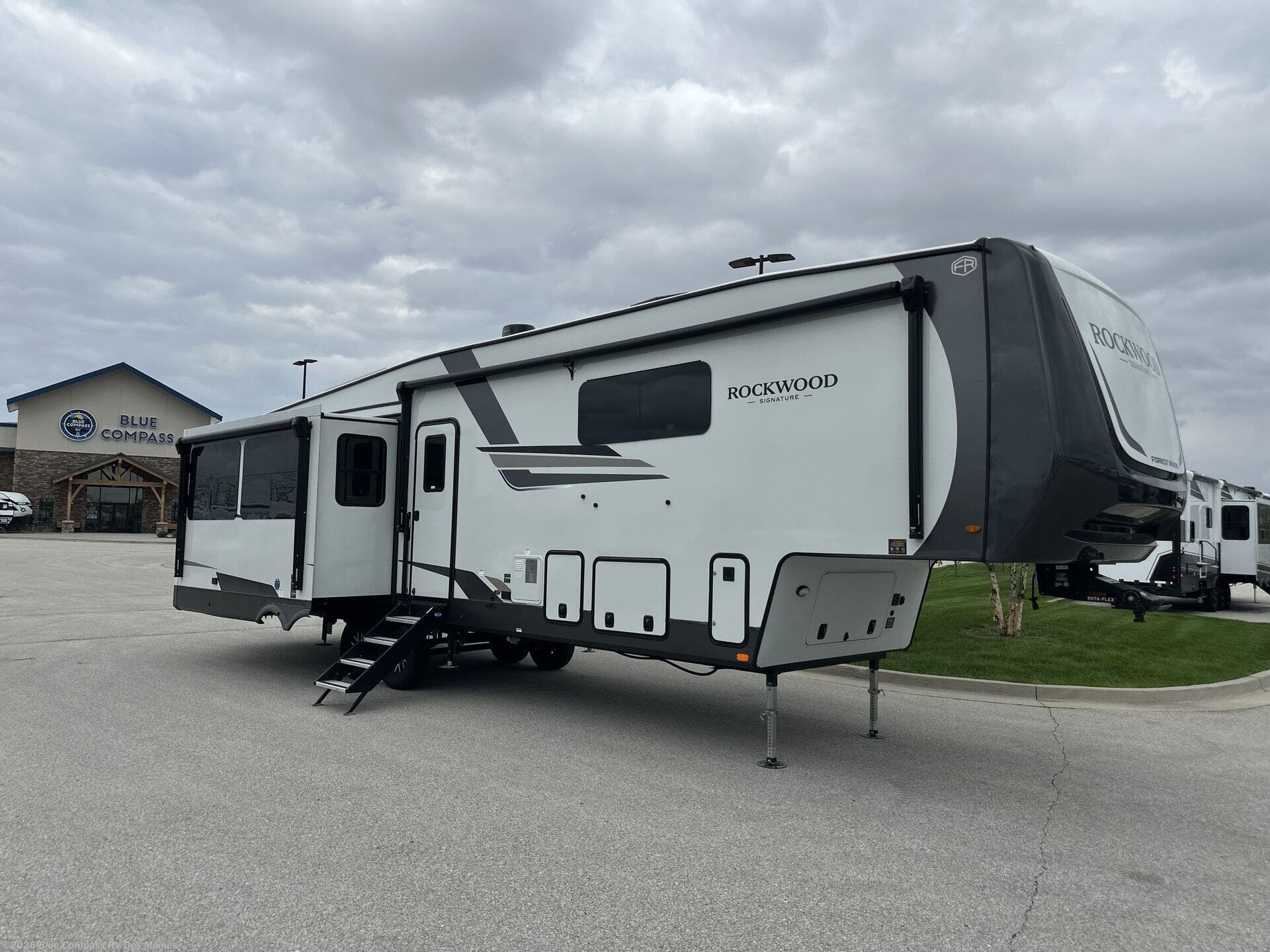 New 2026 Forest River Rockwood Signature 401SFB available in Altoona, Iowa