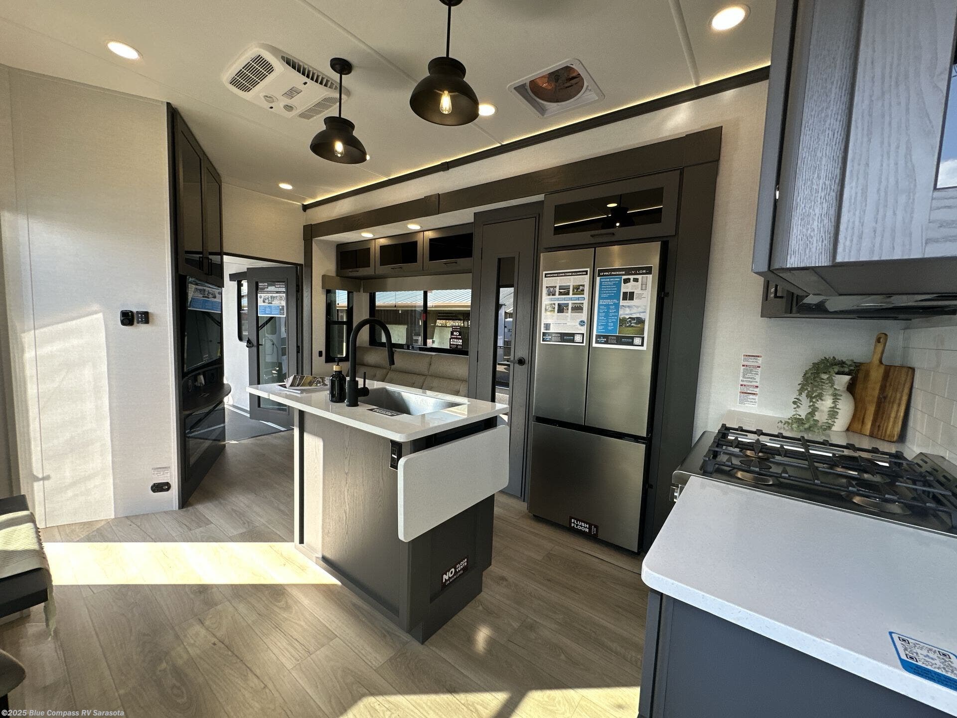 New 2025 Alliance RV Valor 42V14 available in Sarasota, Florida