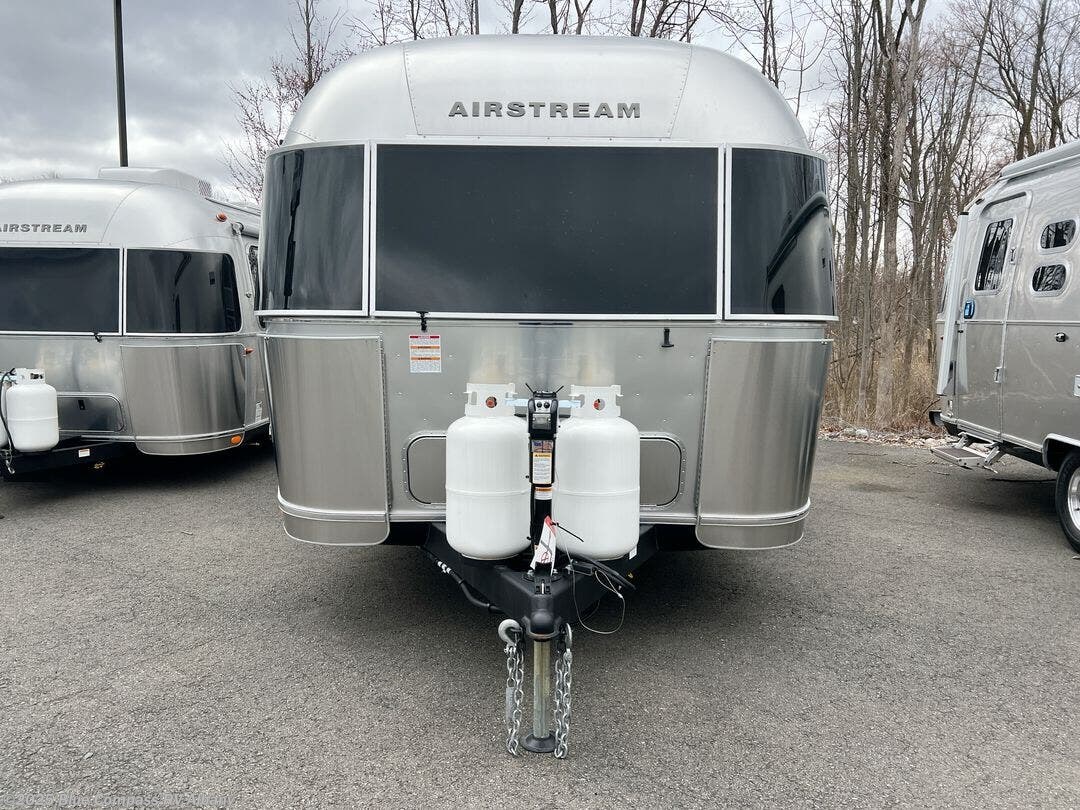New 2025 Airstream Globetrotter 25FB Twin available in Latham, New York