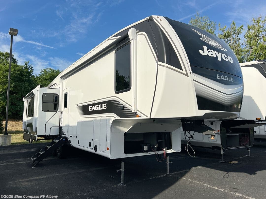 New 2025 Jayco Eagle 321RSTS available in Latham, New York
