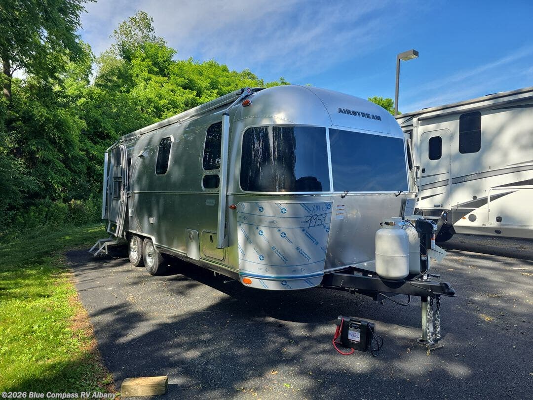 New 2026 Airstream Globetrotter 25FB Twin available in Latham, New York