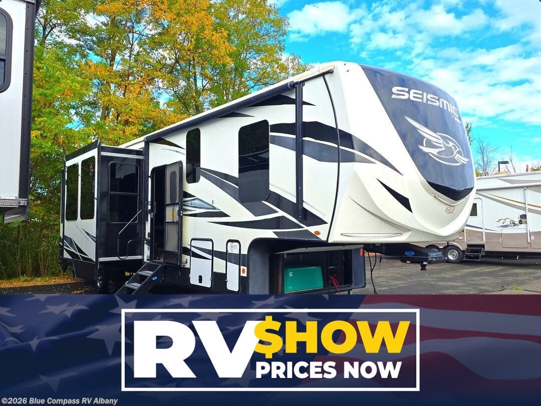 Used 2019  Jayco Seismic Luxury Series 3512 by Jayco from Blue Compass RV Albany in Latham, NY