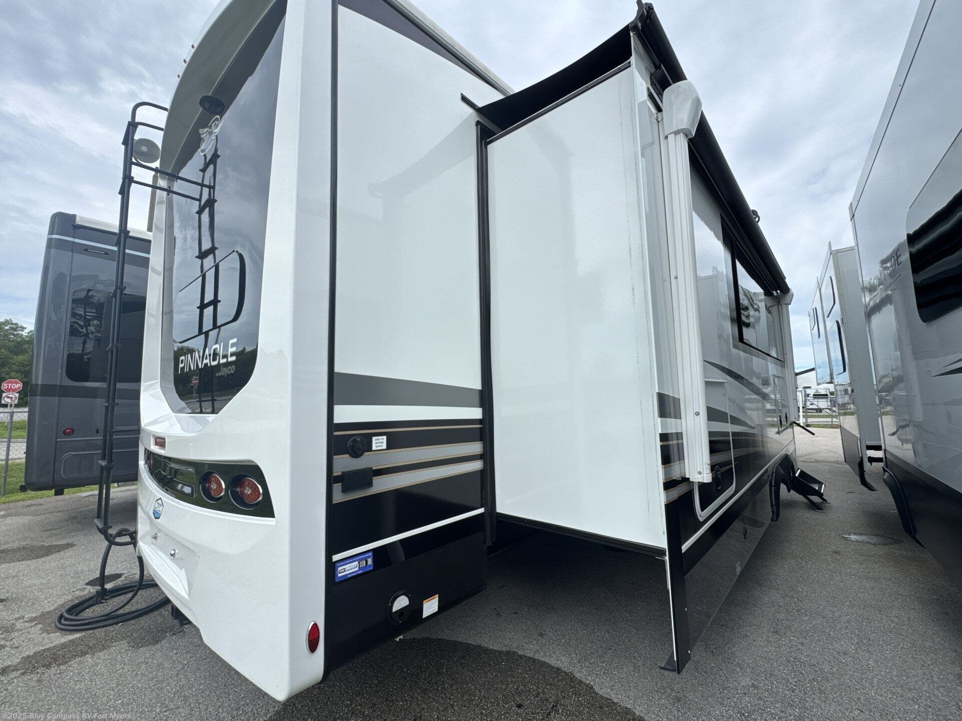 New 2025 Jayco Pinnacle 38FBRK available in Fort Myers, Florida