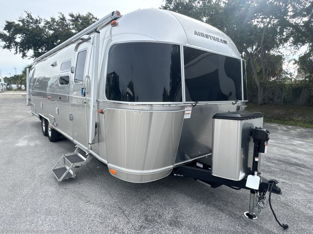 New 2026 Airstream Globetrotter 30RB Twin available in Casselberry, Florida