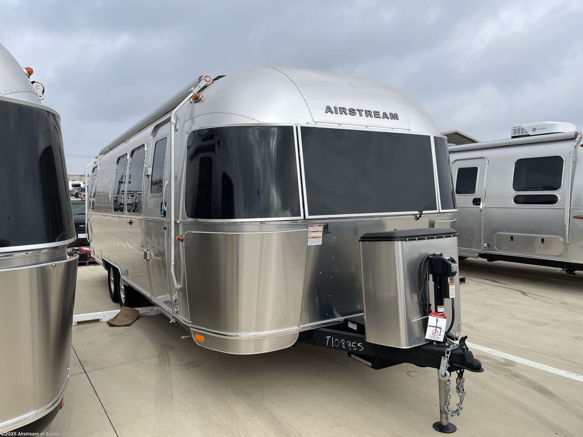 New 2025 Airstream Flying Cloud 28RB available in Buda, Texas