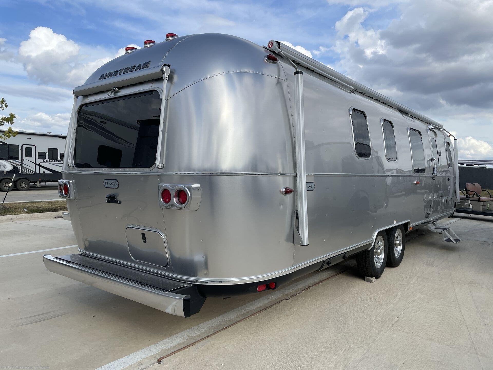 New 2026 Airstream Classic 33FB Twin available in Buda, Texas