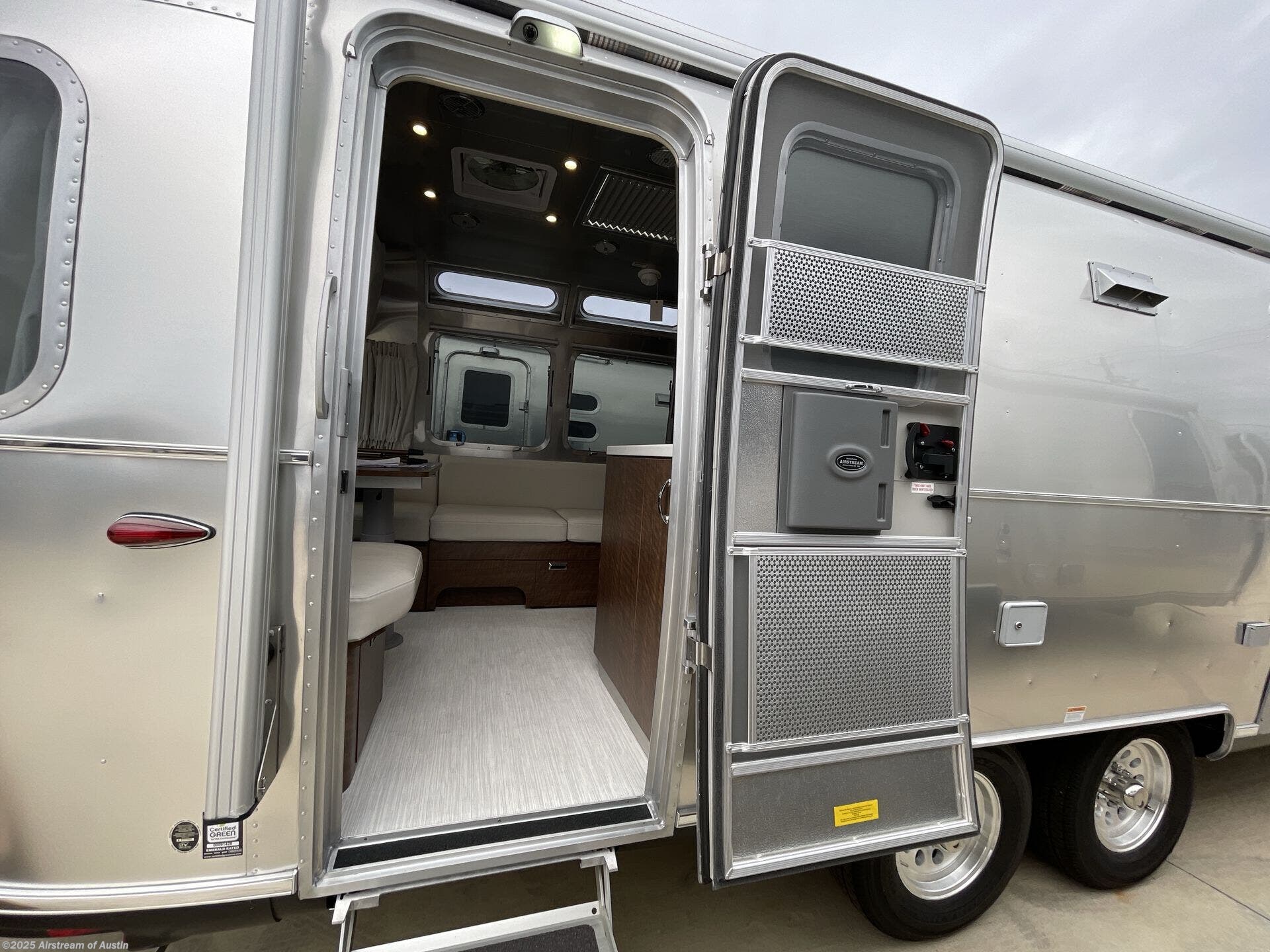 New 2026 Airstream Globetrotter 27FB Twin available in Buda, Texas
