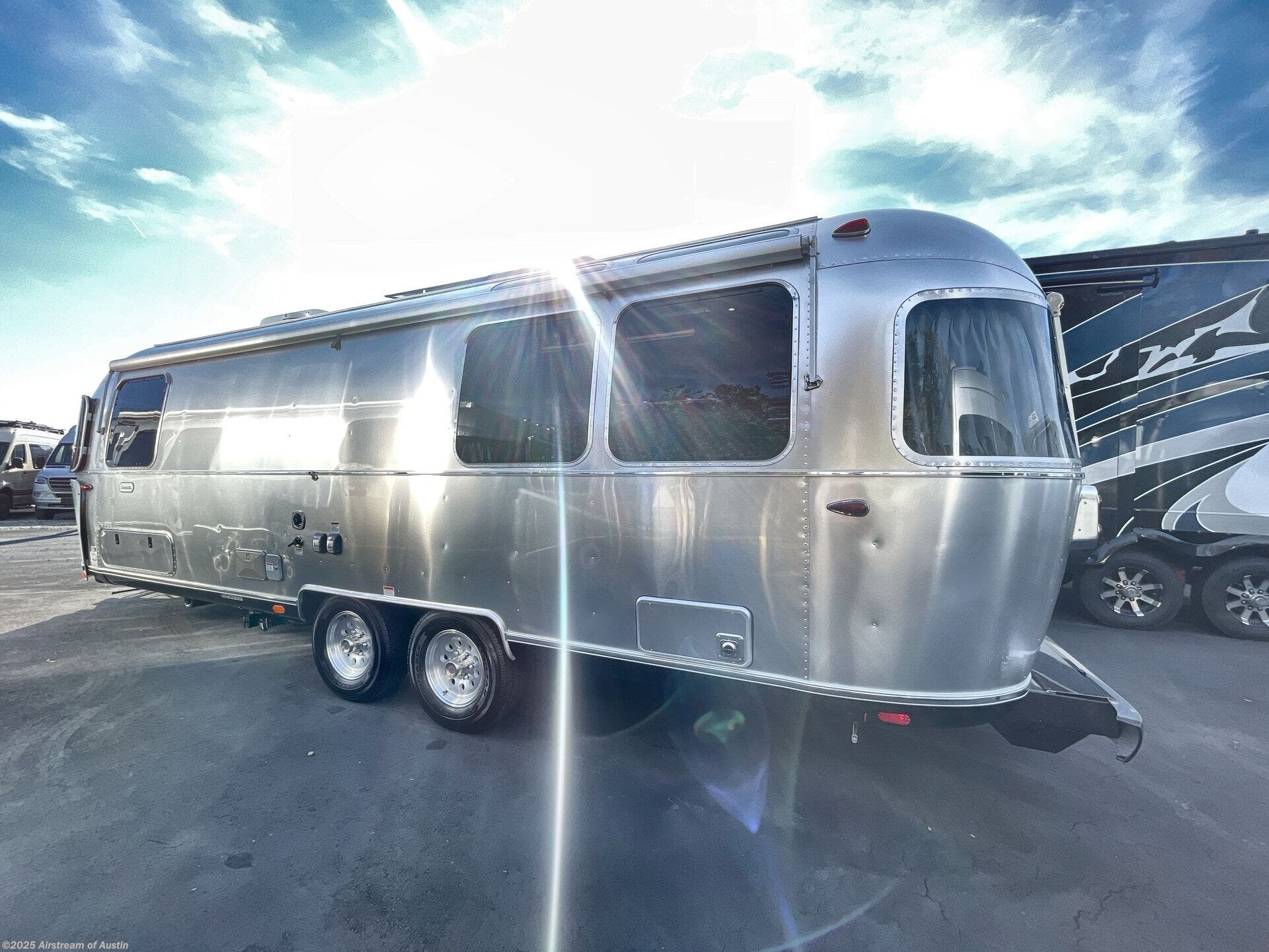 New 2026 Airstream Globetrotter 27FB Twin available in Buda, Texas