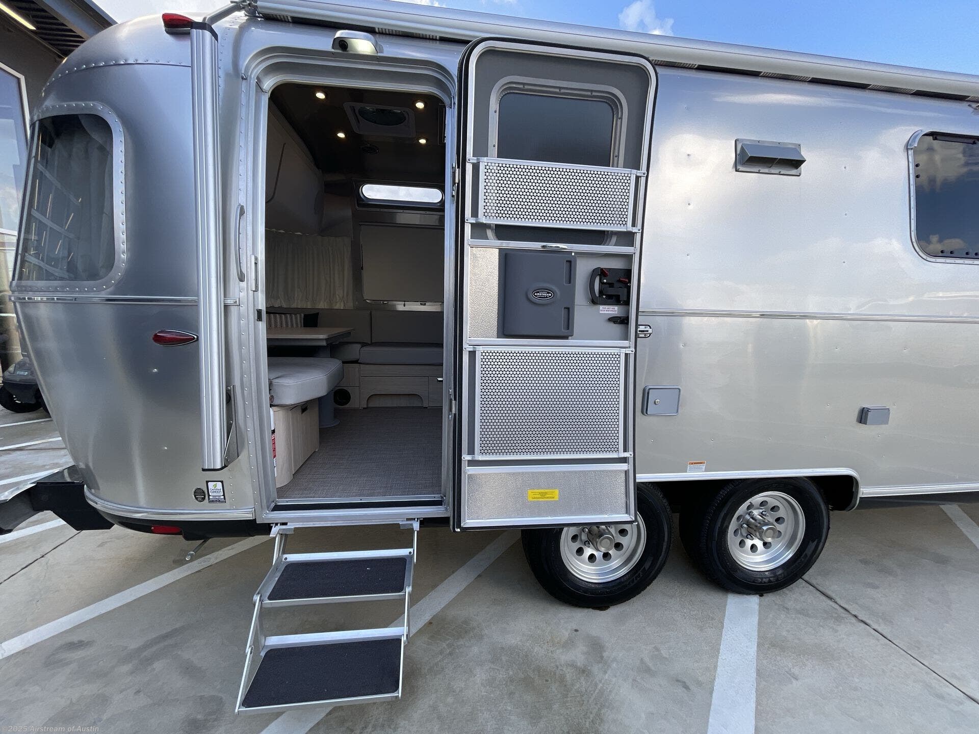 New 2026 Airstream Globetrotter 25FB Twin available in Buda, Texas