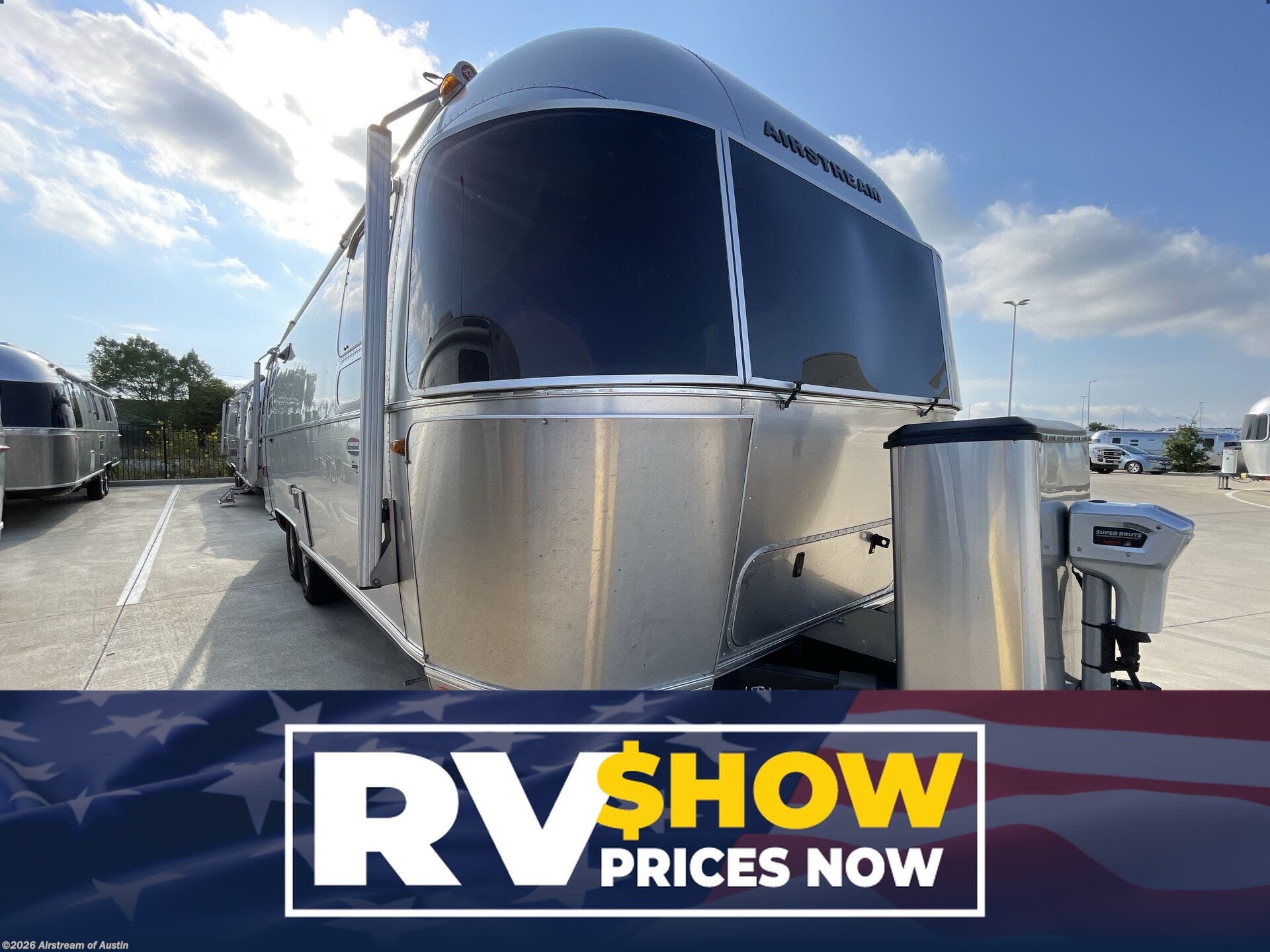 Used 2017  Airstream International Signature 27FB by Airstream from Airstream of Austin in Buda, TX