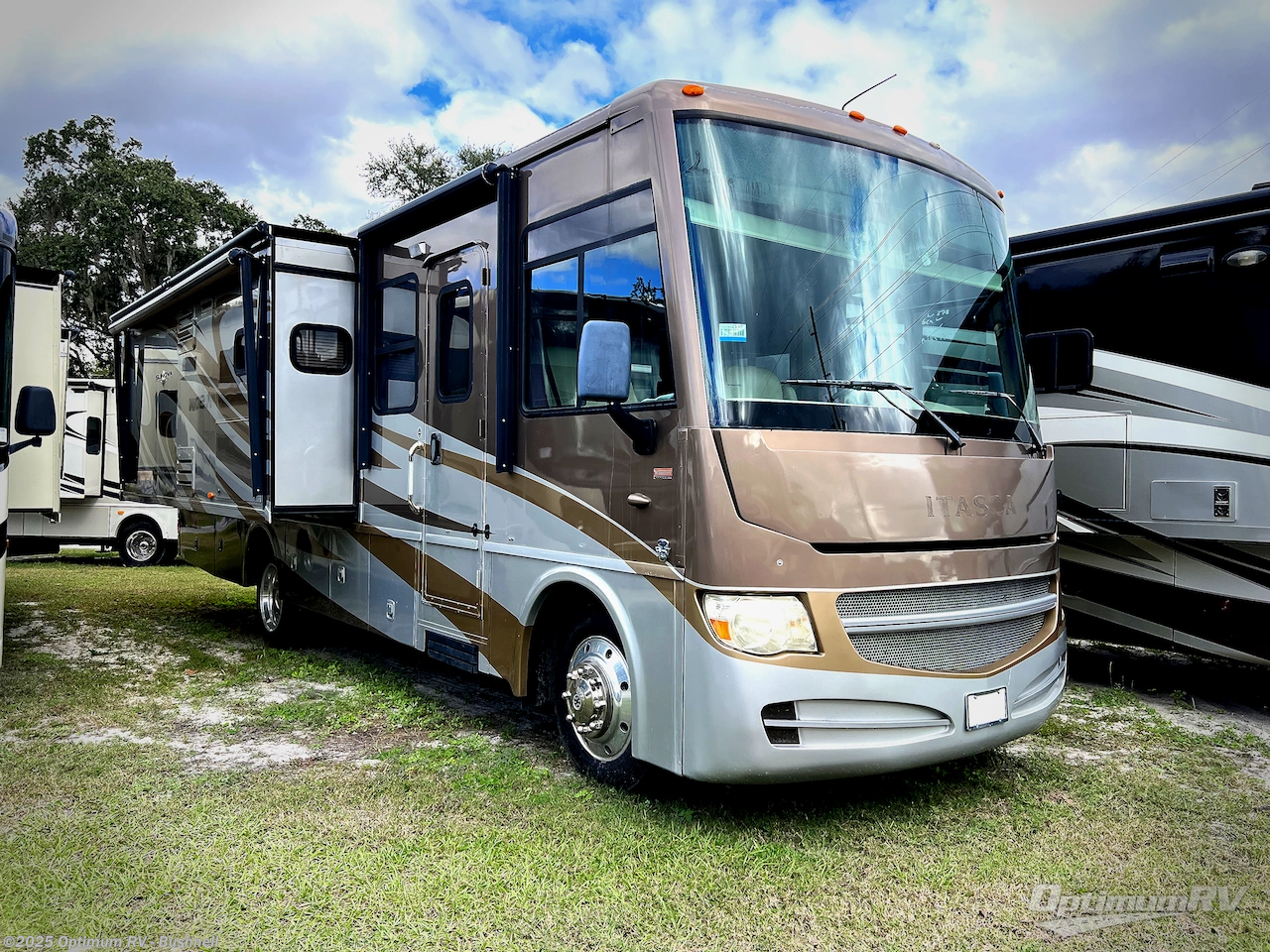 Used 2013 Itasca Sunova 30A available in Bushnell, Florida