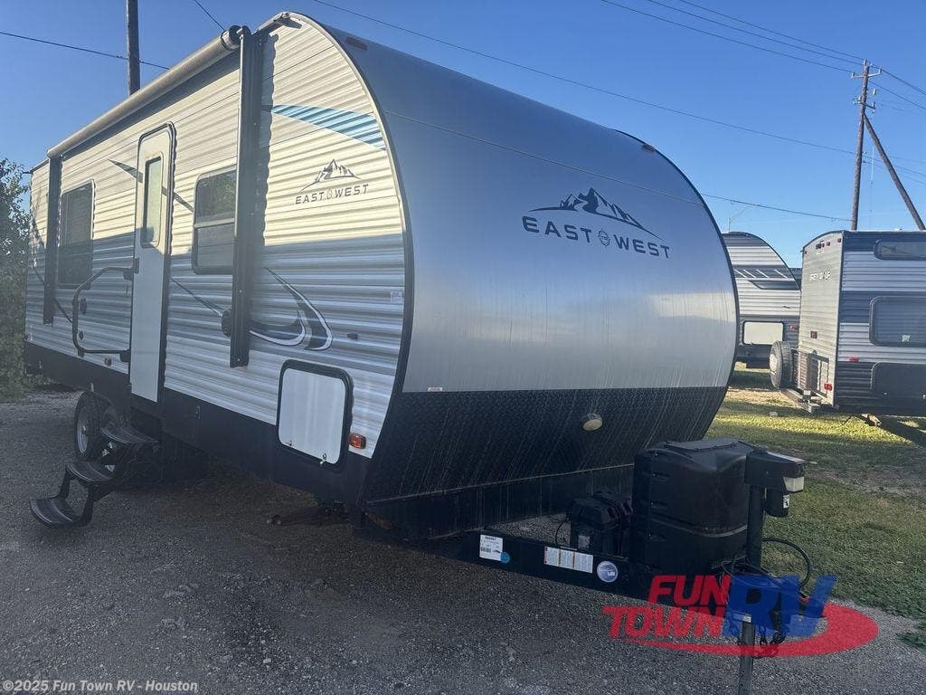 Used 2019 East to West Della Terra 25 KRB available in Wharton, Texas