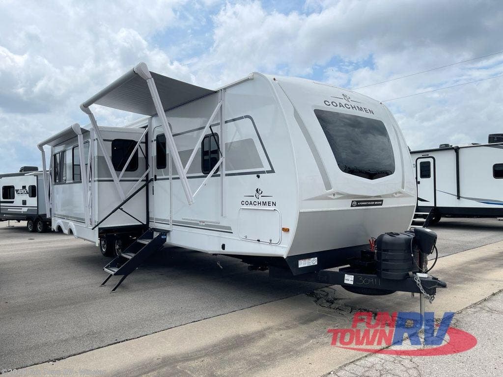Used 2025 Coachmen Freedom Express Ultra Lite 326BHDS available in Thackerville, Oklahoma