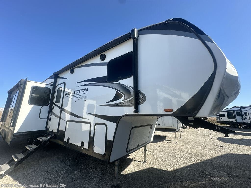 Used 2022 Grand Design Reflection 311BHS available in Grain Valley, Missouri