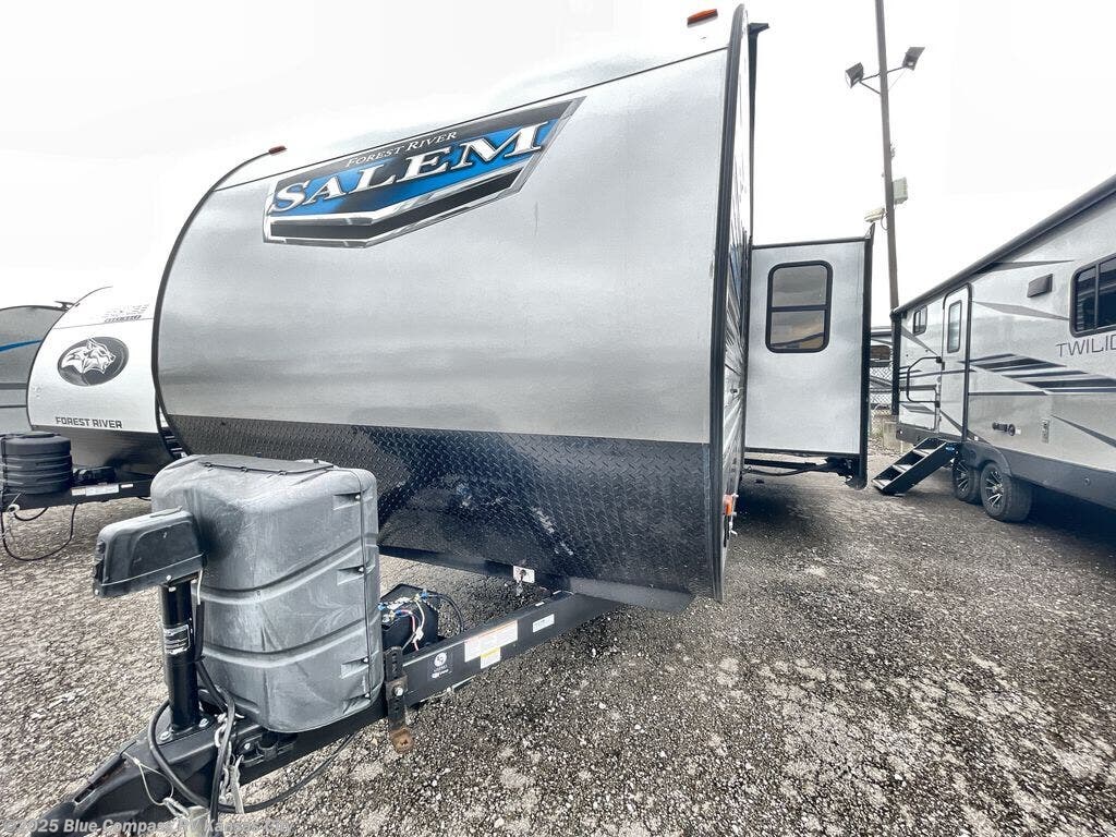 Used 2022 Forest River Salem 26dbud available in Grain Valley, Missouri
