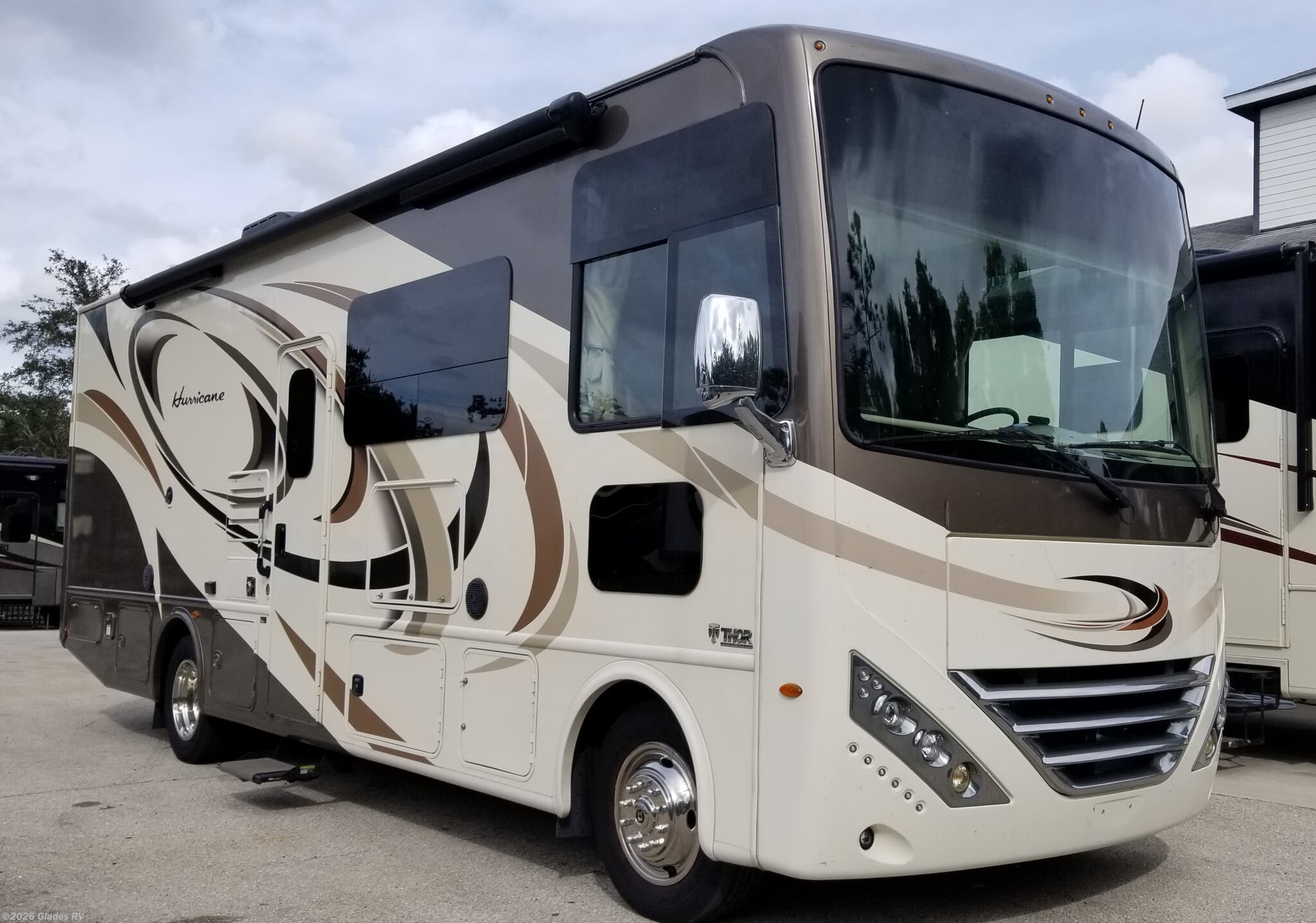 Used 2018  Thor Motor Coach Hurricane 27B by Thor Motor Coach from Glades RV in Fort Myers, FL