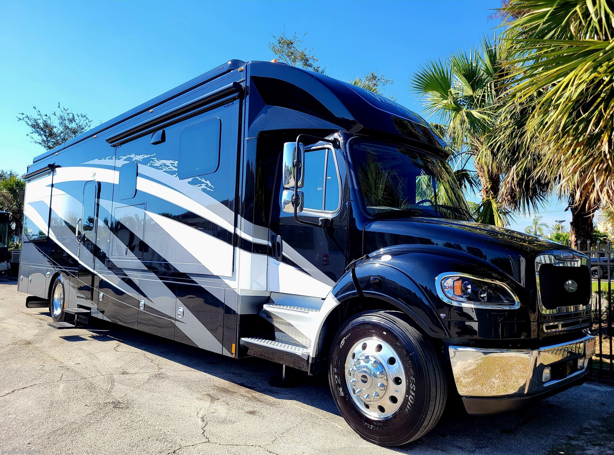 Used 2022  Renegade RV Verona LE 40LTS by Renegade RV from Glades RV in Fort Myers, FL