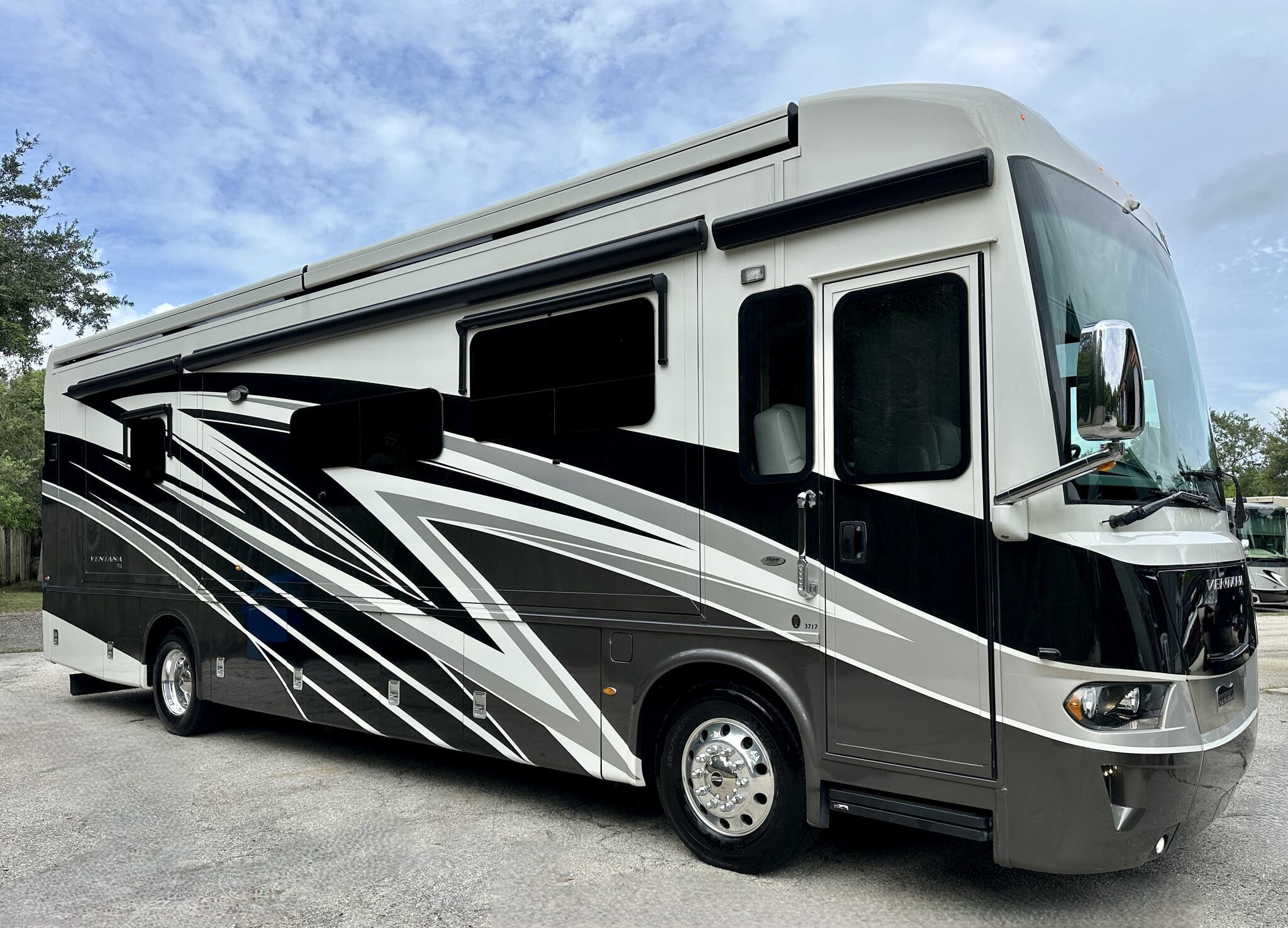 Used 2023  Newmar Ventana 3717 by Newmar from Glades RV in Fort Myers, FL