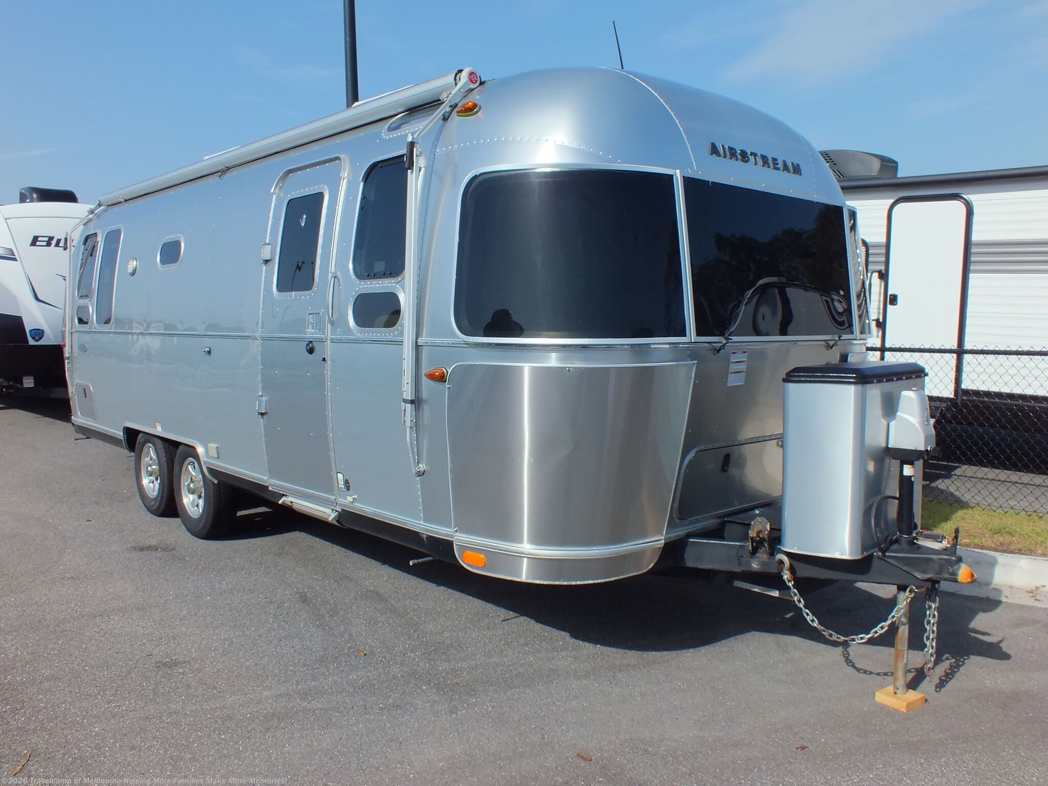Used 2019  Airstream Flying Cloud 26RB by Airstream from Travelcamp of Melbourne in Melbourne, FL