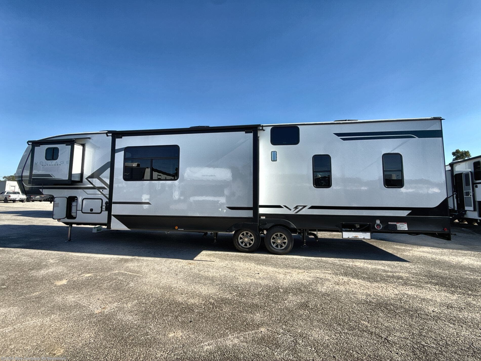New 2026 Dutchmen Voltage V-Series 3800 available in Vidor, Texas