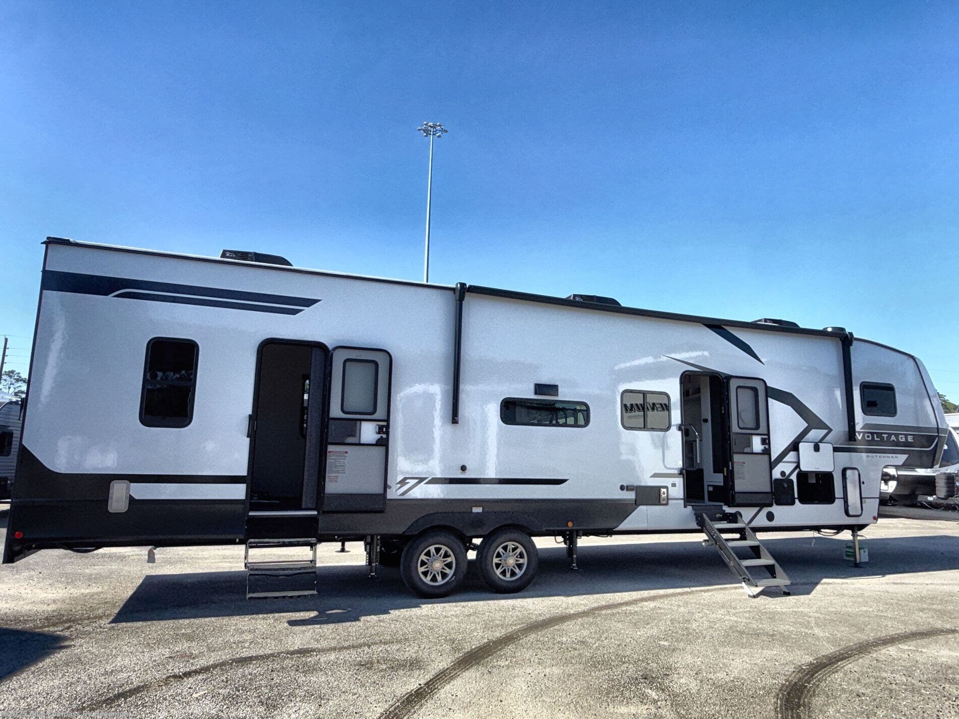 New 2026 Dutchmen Voltage V-Series 3800 available in Vidor, Texas