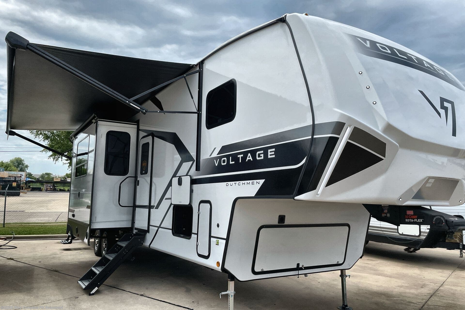 New 2026 Dutchmen Voltage V-Series 3850 available in Vidor, Texas