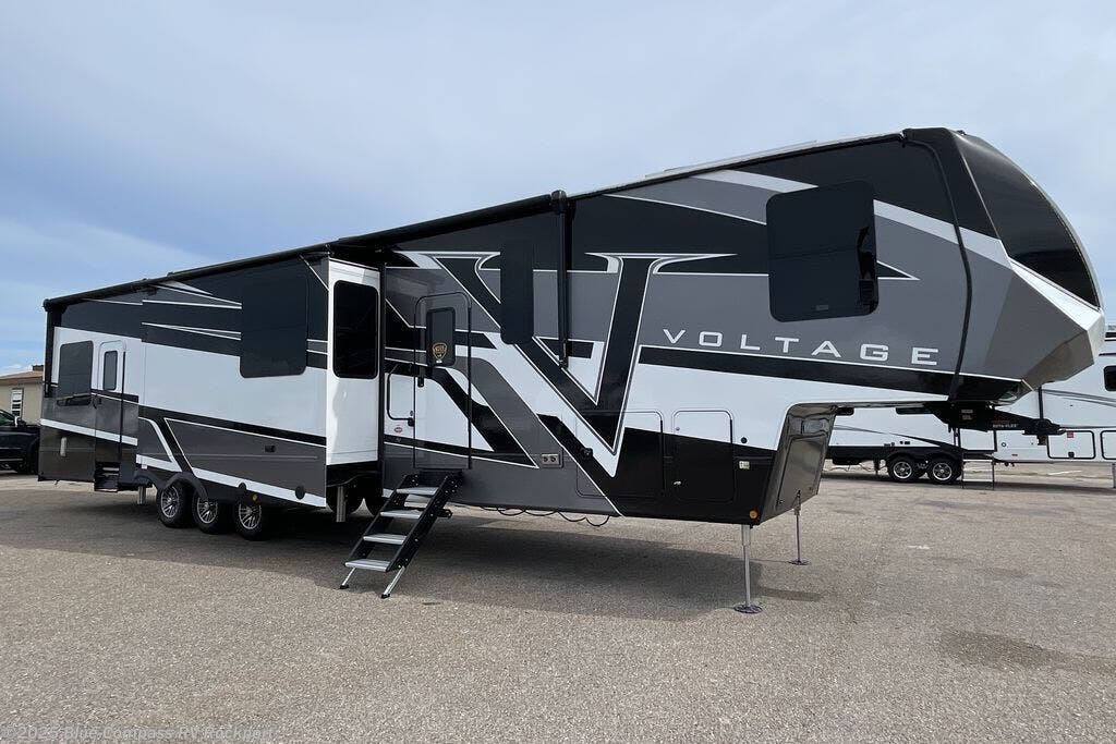 New 2025 Dutchmen Voltage 4225 available in Rockport, Texas