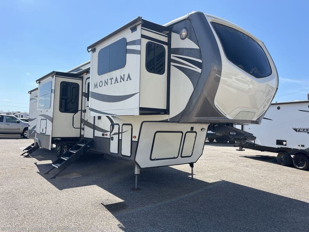 Used 2017  Keystone Montana 3731 FL by Keystone from Blue Compass RV Rockport in Rockport, TX