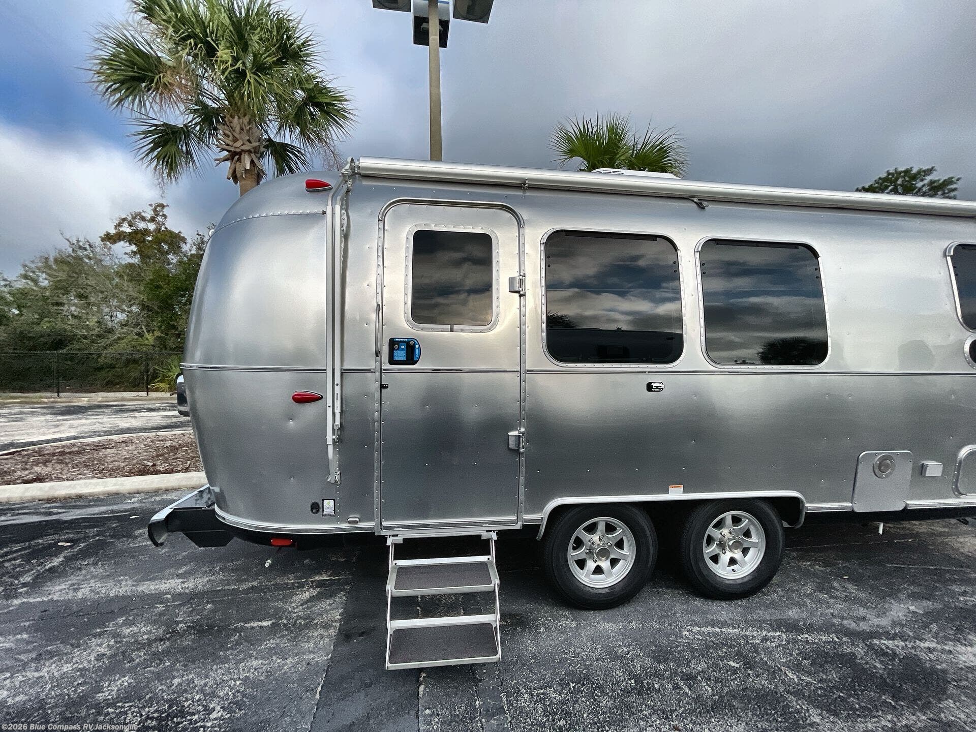 New 2027 Airstream Flying Cloud 23FB Twin available in Jacksonville, Florida