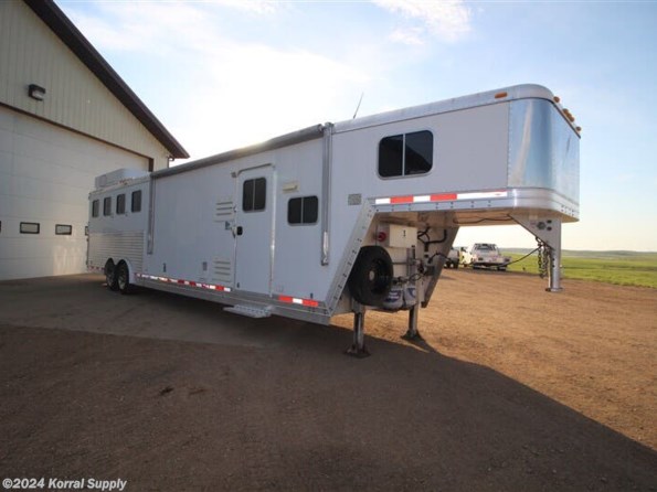 2005 Featherlite 4H LQ - Slide Out available in Douglas, ND