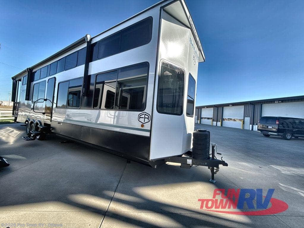 New 2025 Forest River Salem Grand Villa 42VERANDA available in Ottawa, Kansas
