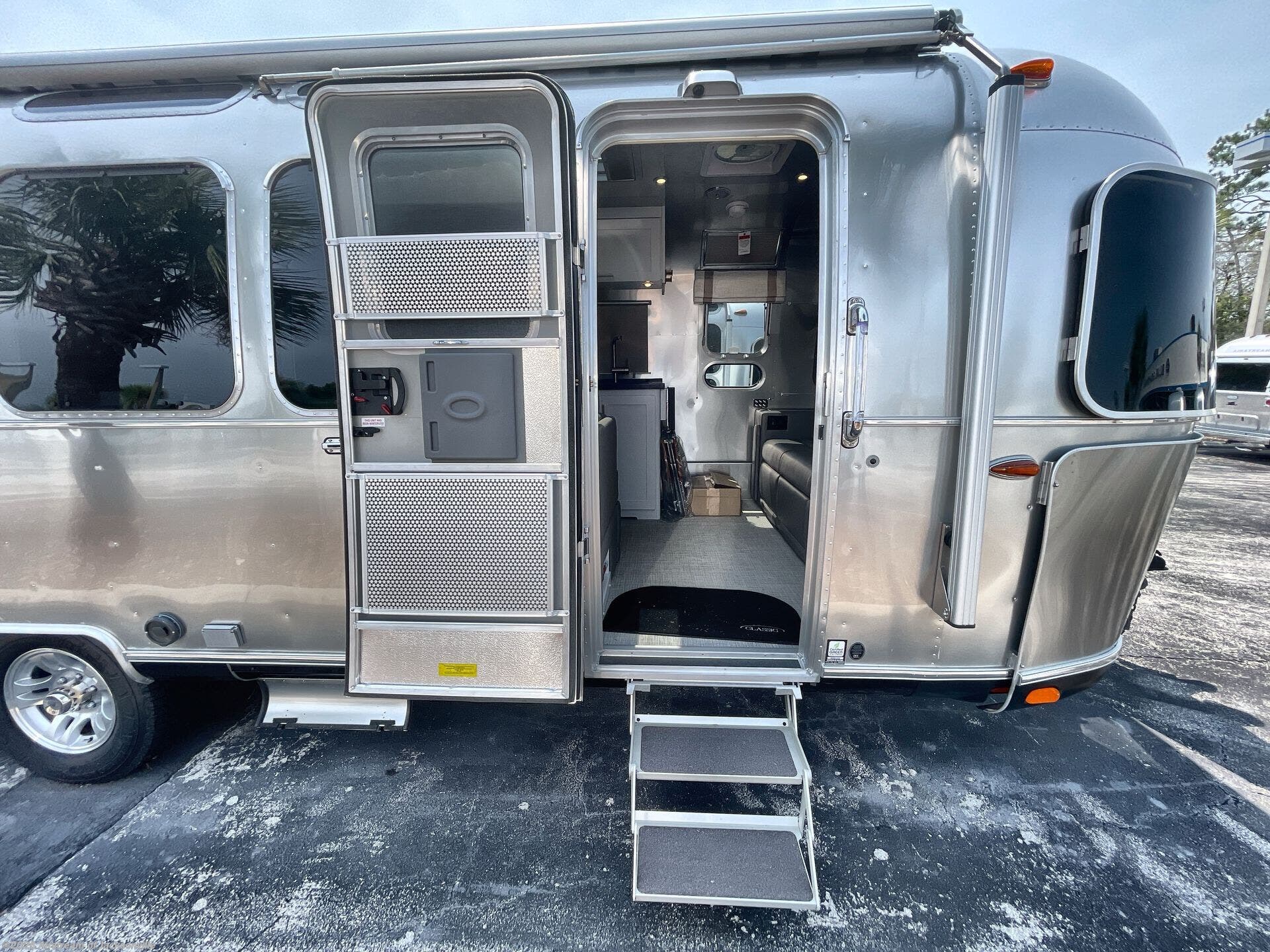 New 2026 Airstream Classic 28RBT available in Jacksonville, Florida