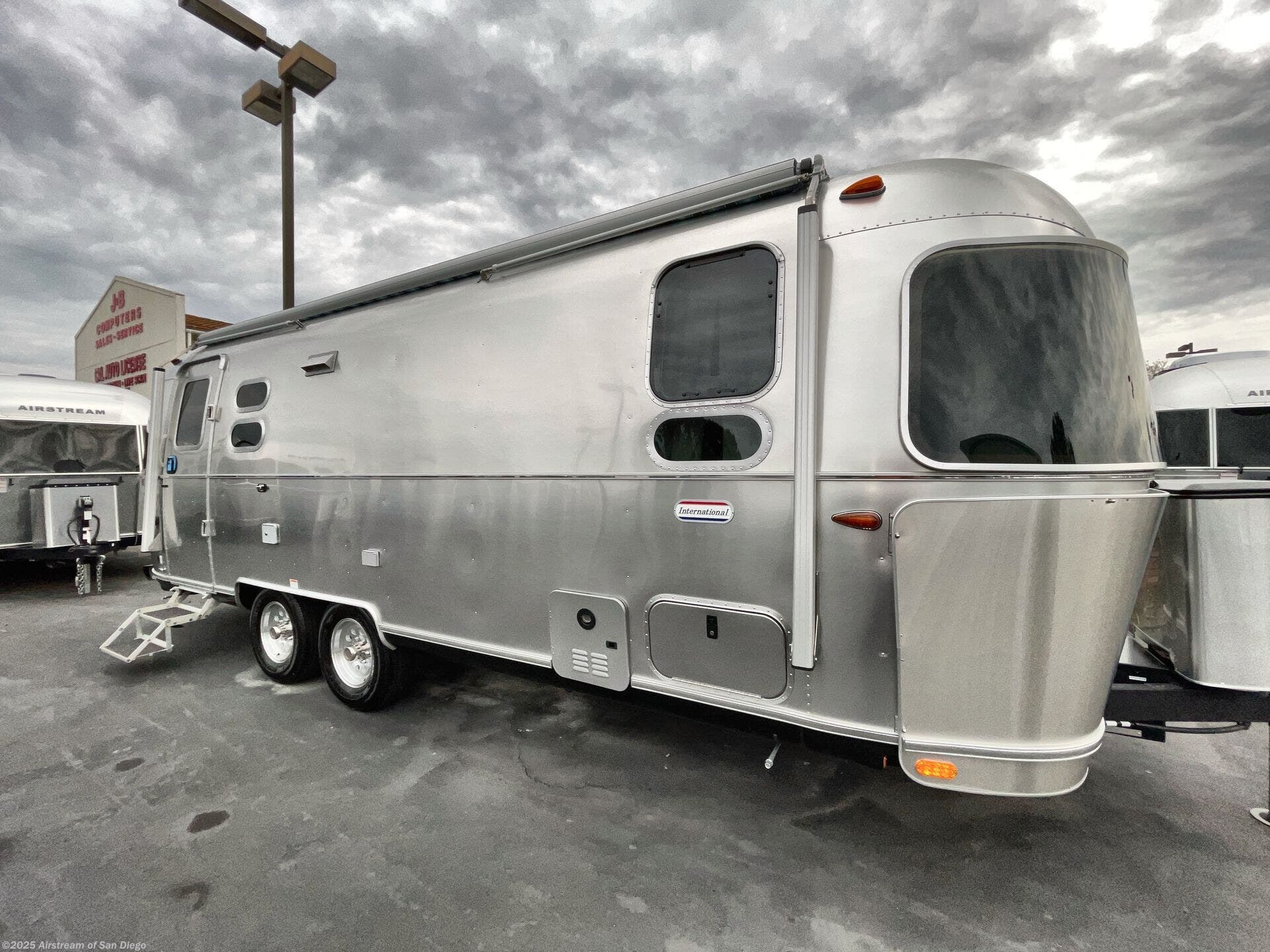 New 2025 Airstream International 25FB Twin available in San Diego, California