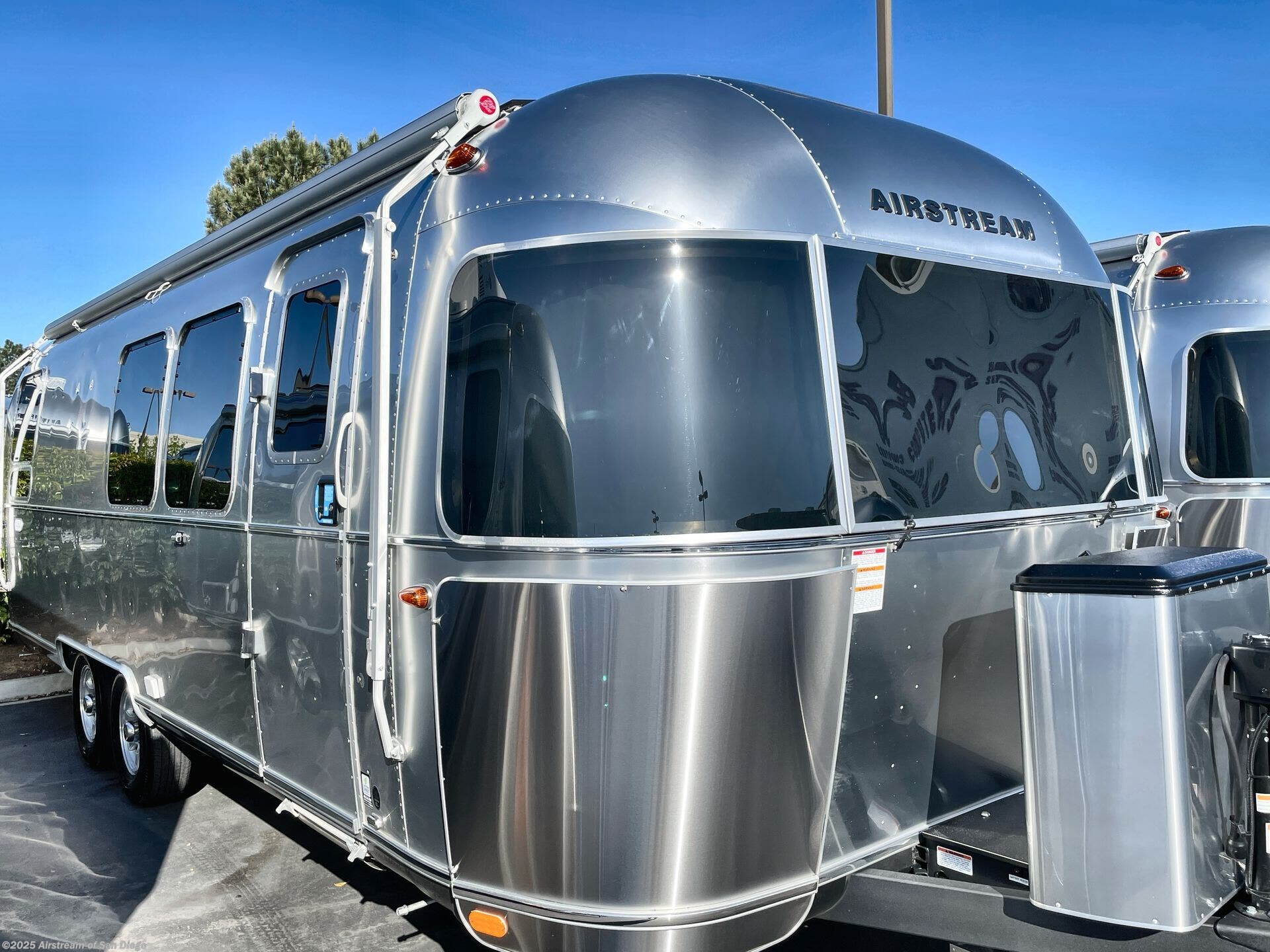 New 2025 Airstream Flying Cloud 28RB available in San Diego, California