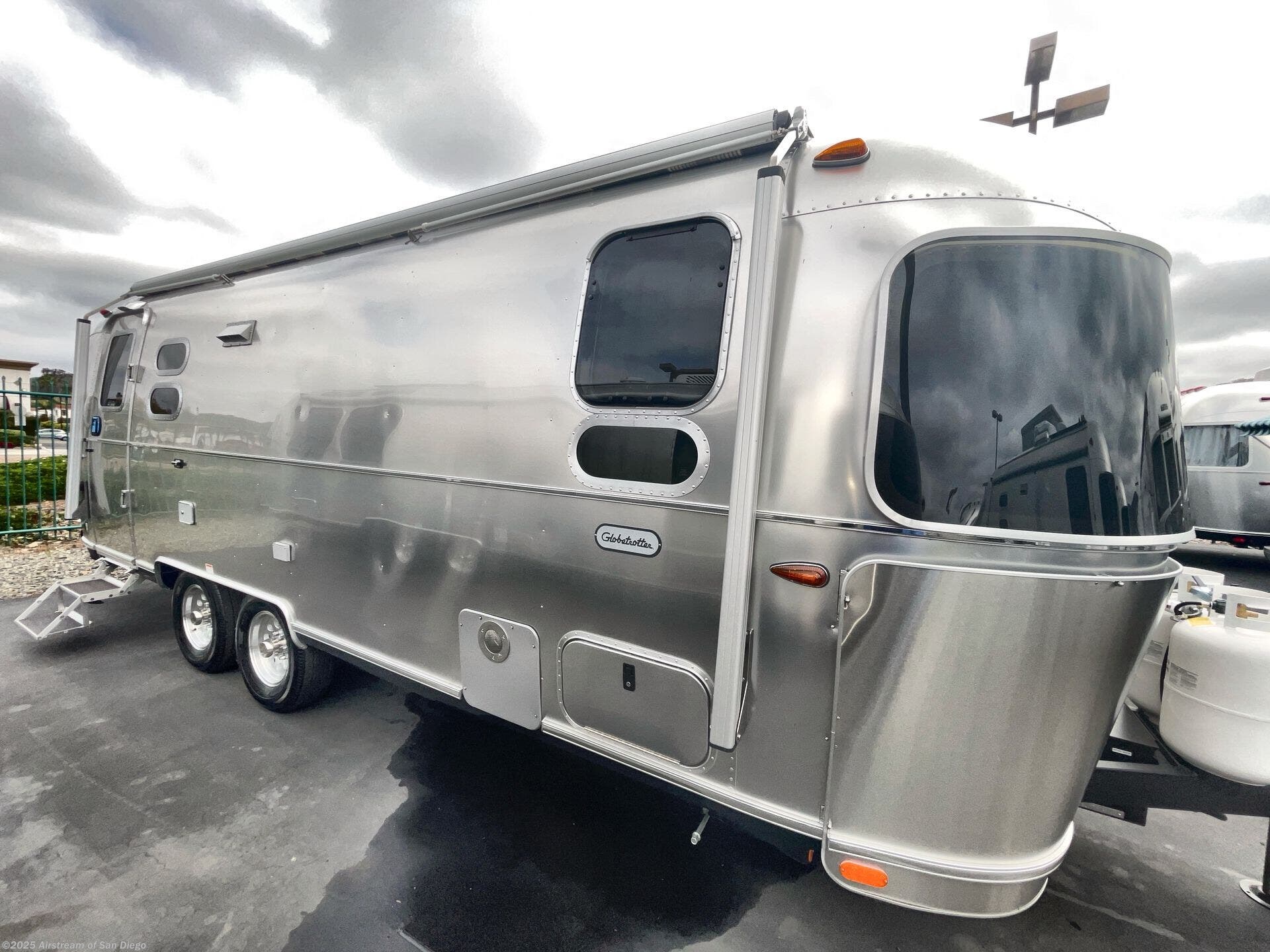 New 2025 Airstream Globetrotter 25FB available in San Diego, California